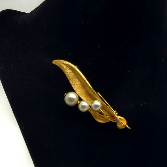 Retro Faux Pearl Brooch Brushed Gold Tone Leaf Roma Pin Vtg Mid Century Jewelry - Picture 5 of 5